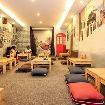 Trang trí quán cafe bằng thảm trải sàn.